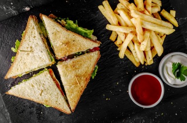 Club sandwich με καπνιστό χοιρινό, ομελέτα και γραβιέρα